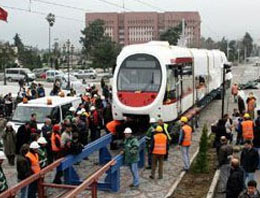 İlk tren raylara indirildi