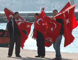 Bayrak satıcılarının 18 Mart sevinci!